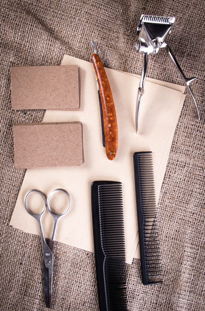 织物背景上的老式理发工具