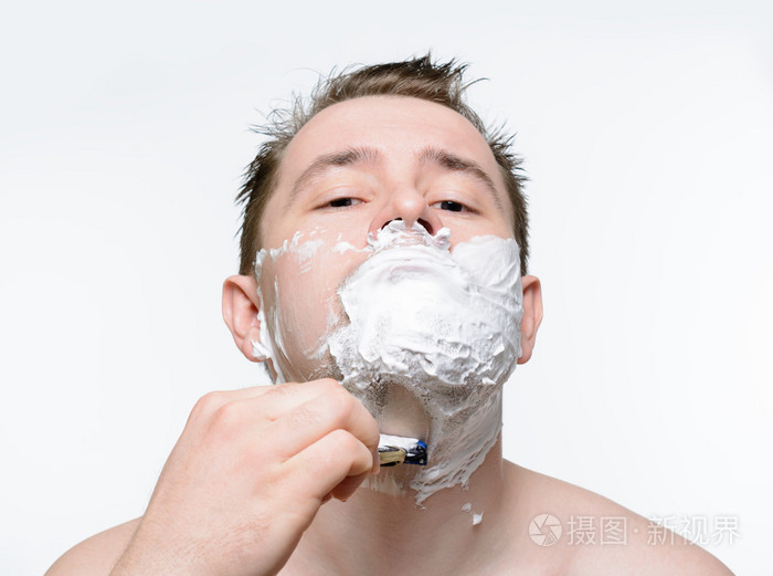 男人刮胡子剃须泡沫