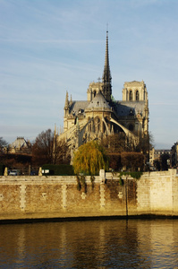 巴黎圣母院和法国塞纳河河