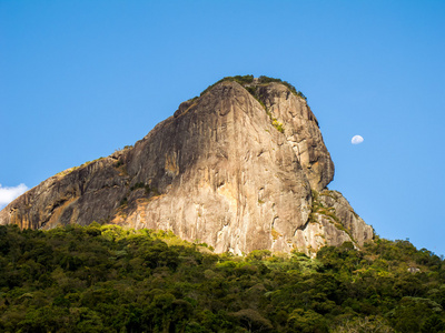 在巴西和满月石山对白礁做一切照旧