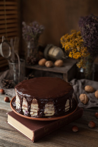 书 香草与核桃巧克力蛋糕组成。乡村风格