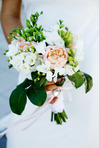 美丽婚礼在手中的花束