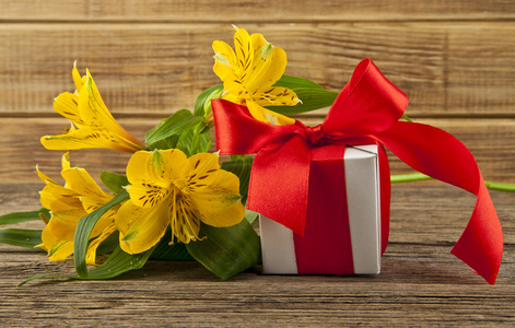 束鲜花和礼品盒