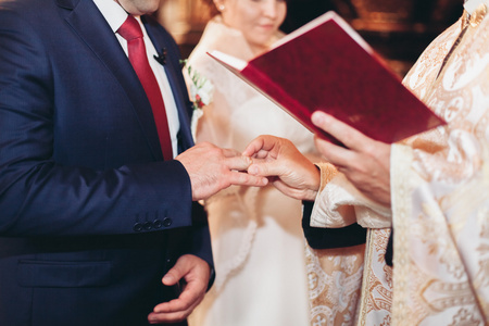 在教会里新婚礼服结婚戒指图片