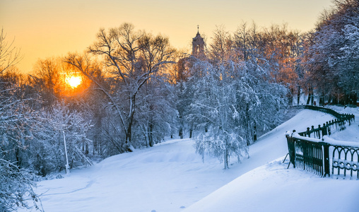市中心的修道院和日落在白雪皑皑的丛林钟楼