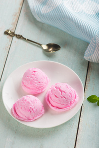 草莓冰淇淋在板上