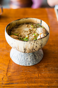 椰子壳中的泰国菜面条图片