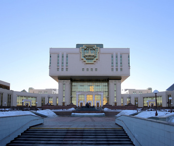 智力的中心   基本库在罗蒙诺索夫莫斯科国立大学 它用俄语写的，俄罗斯