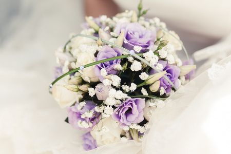 白色和紫色玫瑰新娘花束