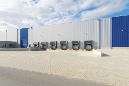 拖车空的码头与装卸码头仓库外部照片