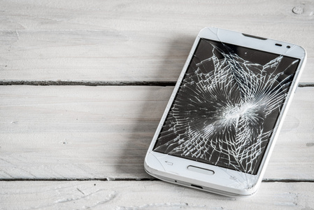 智能手机显示与破碎的玻璃