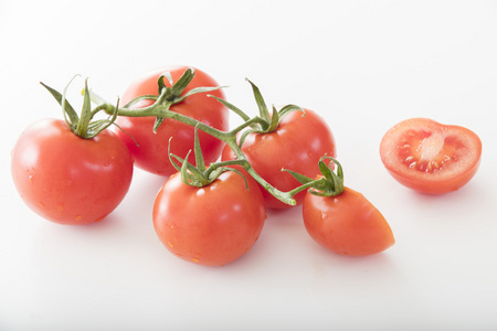 非常新鲜的西红柿提出在白色背景上的照片