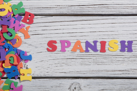 多姿多彩的文字西班牙用多彩字母白色
