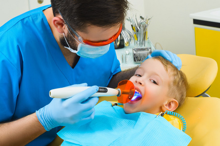 牙科医生对待病人在牙科诊所的牙齿
