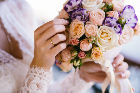 婚礼新娘手中的花束