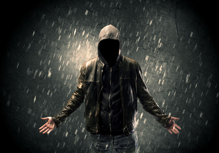 未知可疑站在黑暗中照片