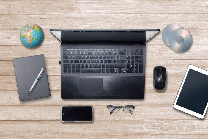 办公室办公桌木制光棕色的桌子上顶视图