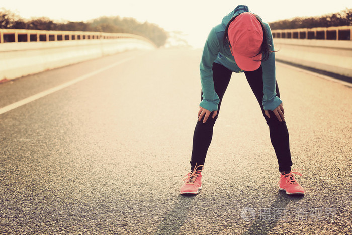 疲惫的女子赛跑者