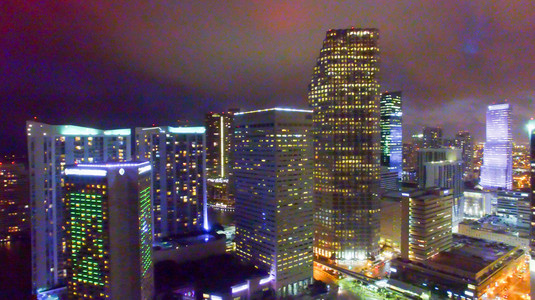 佛罗里达州的迈阿密。在夜晚的空中的天际线景观