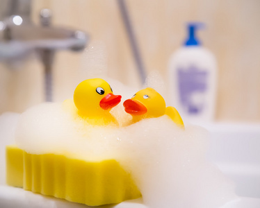 的小鸭一小群麝香鸭沐浴在彩虹水坑中橡胶鸭沐浴玩具矢量插画鸭沐浴婴