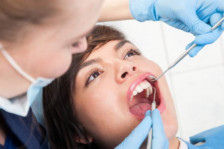 牙科诊所带牙医的年轻女子
