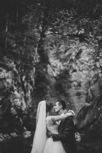 美丽的婚礼夫妻两人在石头山上风景在河上