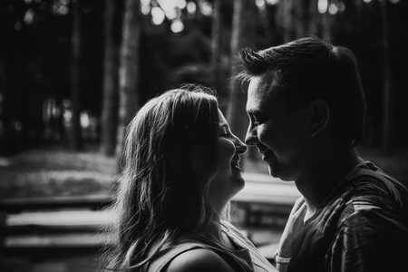 黑色白色摄影浪漫的年轻情侣接吻背景夏季森林