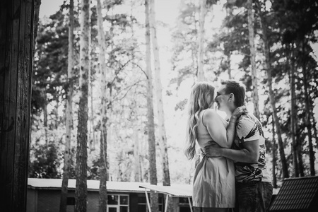 黑色白色摄影浪漫的年轻情侣接吻背景夏季森林