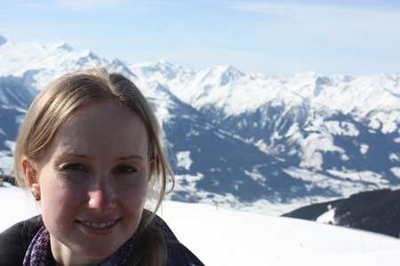 年轻美丽的女人脸。zell am see, 阿尔卑斯山的滑雪胜地