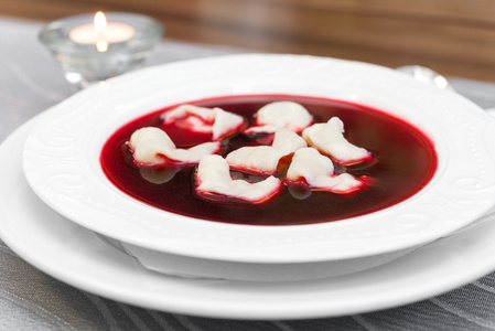传统的波兰甜菜根汤与饺子红色罗施