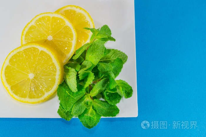 柠檬片新鲜的薄荷