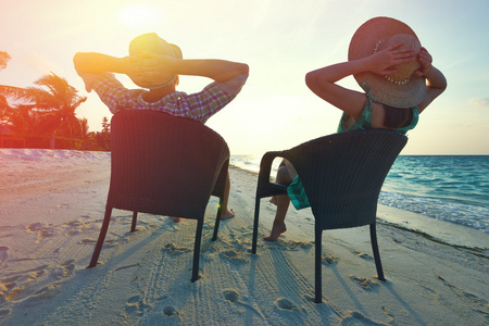 在马尔代夫海滩上的情侣