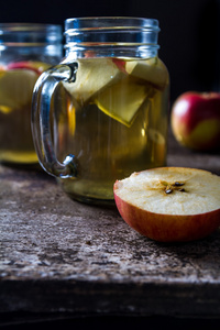 一个令人耳目一新水罐的木桌上的苹果酒