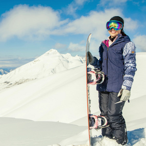 对冬季运动的冒险。滑雪板女孩