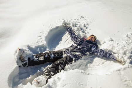 幸福的女人，在雪地里做雪天使