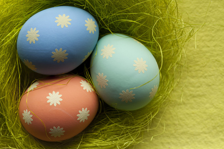 复活节蛋在巢