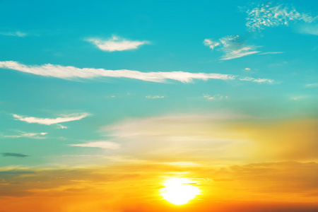 美丽的夕阳,雄伟云淡风轻照片