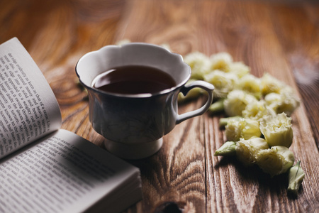 下午茶时间幻想在桌子上