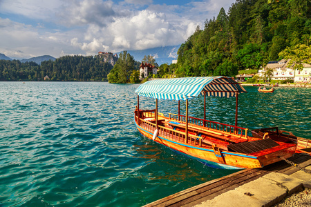 传统木船 Pletna 的布莱德湖