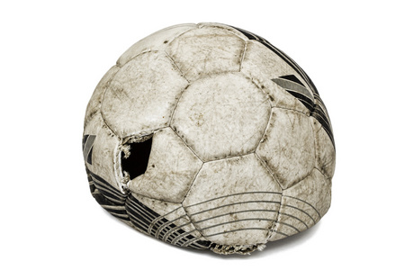 老撕裂的足球球，白色背景上孤立