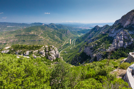 夏日风景蒙特塞拉特山，西班牙为视角