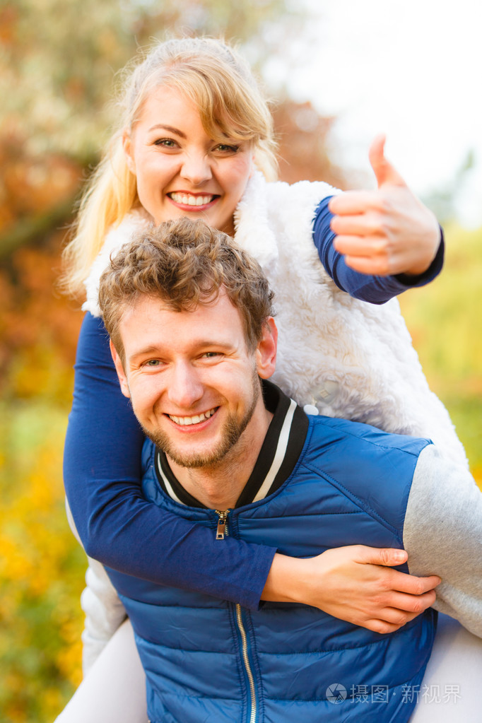 男人给女人在公园里骑脖