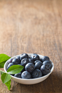 蓝莓中的木碗。蓝莓含有抗氧化剂组织结构图