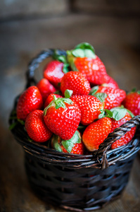 篮子里的新鲜草莓木制背景