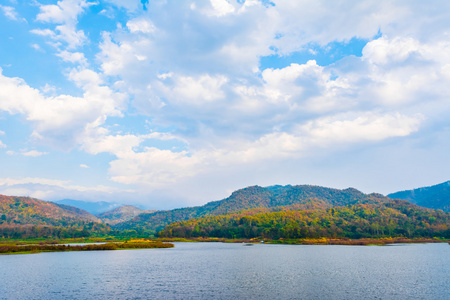 湖蓝色的天空和山在背景中