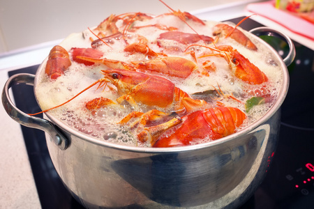 在一个锅里煮熟新鲜小龙虾