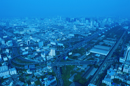 鸟瞰市容高速公路和公路，蓝色的色调，浜