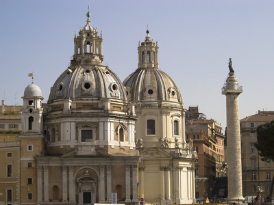 两个圆顶的圣玛丽亚教堂迪洛雷托和 Colonne Trajane