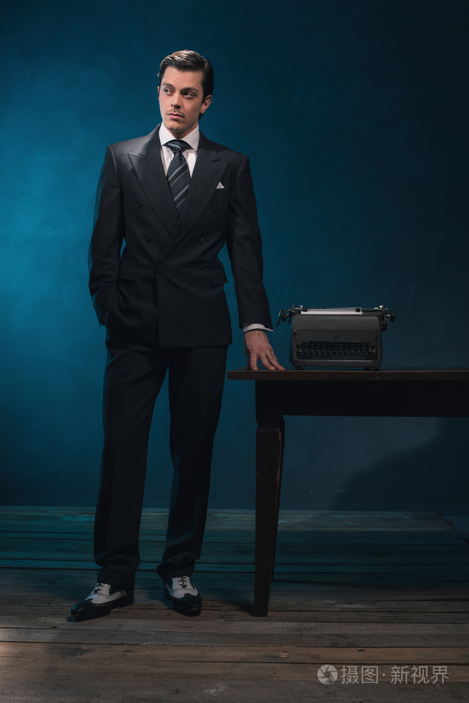 20 世纪 40 年代复古商务穿着西装的男人