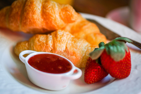 美味早餐  ccroissants 草莓果酱上木制黑色